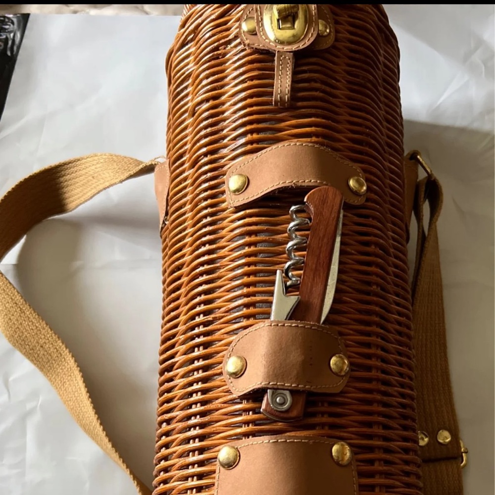 Vintage wicker wine caddy, includes cork wine opener
Adjustable strap